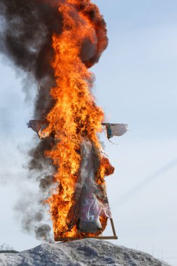 Maslenitsa 'nın yanık heykeli. Rusya 'da kışı uğurlamak putperest bir bahar tatilidir..