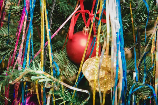 Albero di Natale decorato con giocattoli di Natale. Concentrazione morbida — Foto Stock