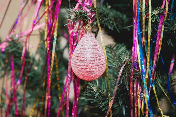 Díszített karácsonyfa karácsonyi játékokkal. Lágy fókusz — Stock Fotó