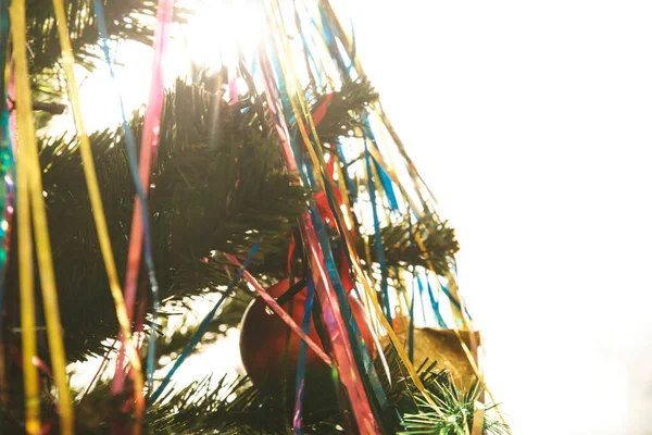 Ozdobiona choinka z zabawek świątecznych. Delikatne skupienie i światło słoneczne. — Zdjęcie stockowe