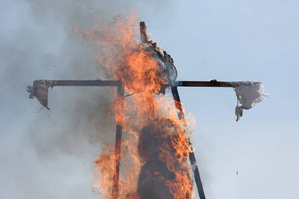 A efígie ardente de Maslenitsa. Ver o inverno na Rússia é um feriado pagão da primavera . — Fotografia de Stock