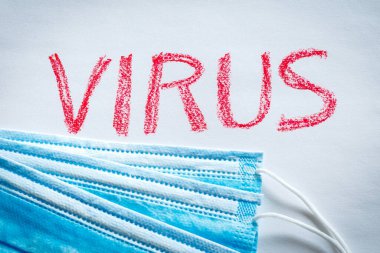 Kırmızı harflerle yazılmış bir virüs. Viral hastalıklar ve önleme kavramı.