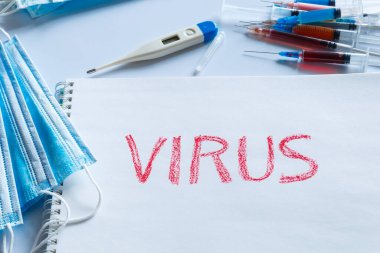 Kırmızı harflerle yazılmış bir virüs. Viral hastalıklar ve önleme kavramı.