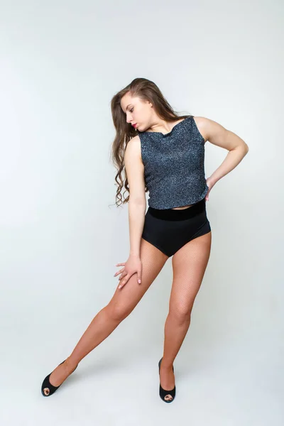 Uma Jovem Mulher Moda Com Cabelos Longos Shorts Curtos Está — Fotografia de Stock