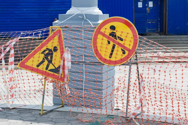 Un cartello che proibisce il passaggio dei pedoni. — Foto Stock