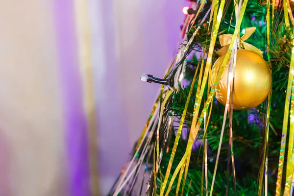 Albero di Natale con palla d'oro — Foto Stock