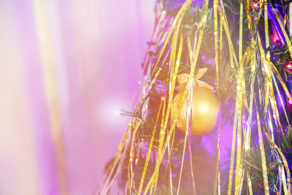 Albero di Natale con una palla di colore dorato e luce da una ghirlanda — Foto Stock