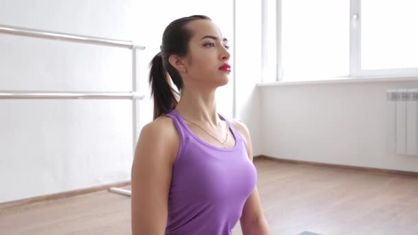 Ginnastica, atleta di riscaldamento. La ragazza si scalda e si allunga prima di sport. — Video Stock