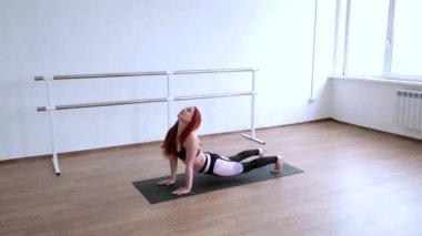 Yoga ve paspasın üzerinde gerinme