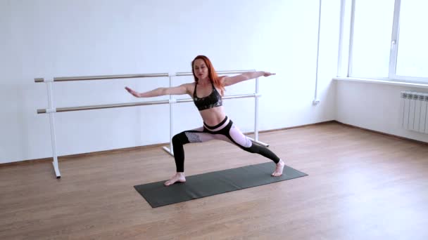 Yoga et étirement sur le tapis — Video