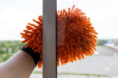 Pencere temizleme eldiveni olan elin bir parçası.