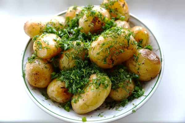 Patate fritte giovani con aneto — Foto Stock