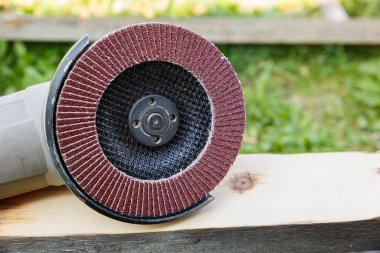 Ahşap yüzeyleri işlemek için zımpara makinesi