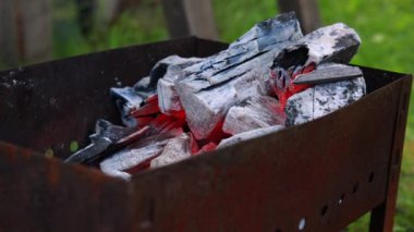 Izgarada sıcak kömür