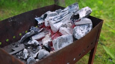 Izgarada sıcak kömür