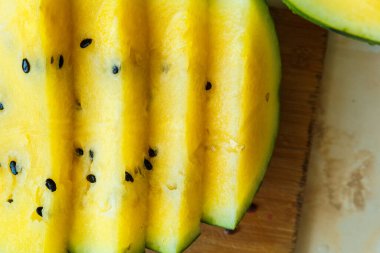 Sarı hamurlu karpuz, eşit parçalara bölünmüş ve düzgünce yerleştirilmiş..