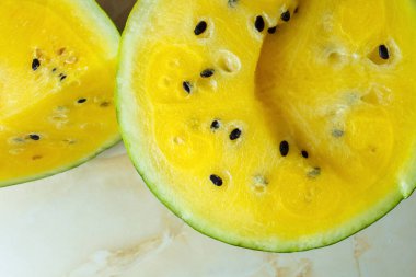 Sarı hamurlu karpuz, ikiye bölünmüş. Sarı bir karpuzun iki yarısı.