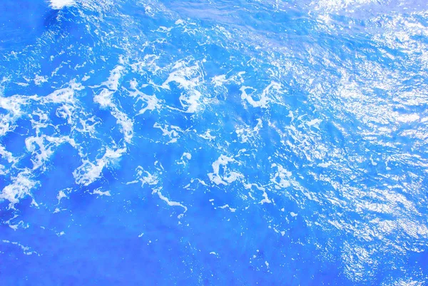 Espuma-azul-mar-agua-vista-arriba-tiro-en-mar-abierto — Foto de Stock