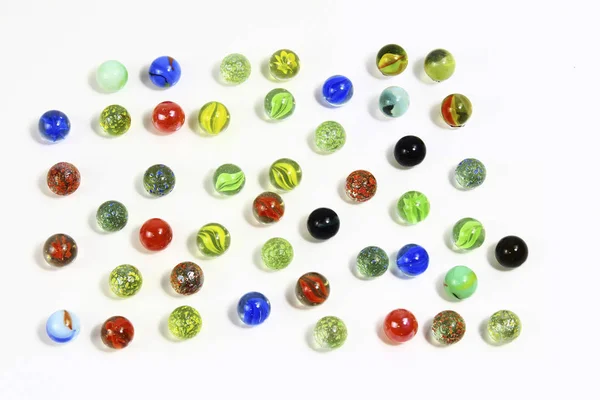 Tło-z-różne-wielokolorowe-Marbles-on-biały — Zdjęcie stockowe