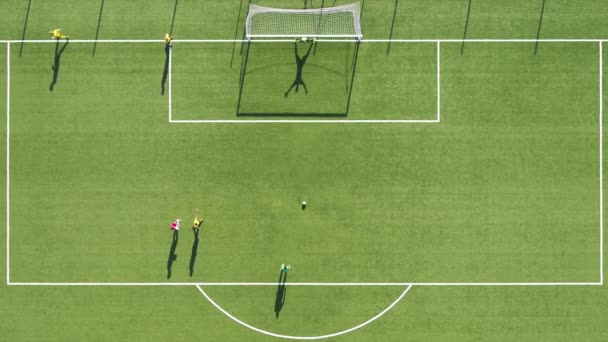 Vista aerea dall'alto verso il basso Calcio di penalità . — Video Stock