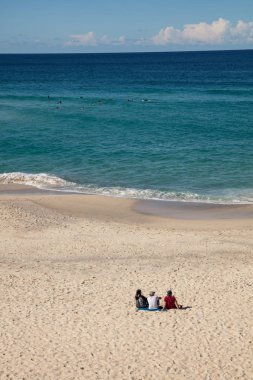 Sydney, Nsw, Avustralya Bronte sahilinde sörfçü izlerken