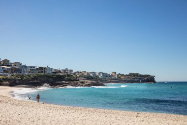 Yüzme ve Sydney, Nsw, Avustralya Bronte sahilinde sörf