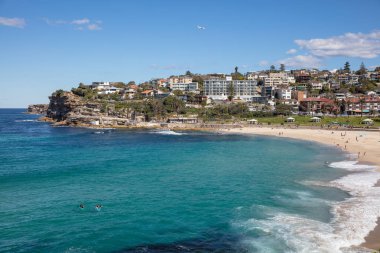 Yüzme ve Sydney, Nsw, Avustralya Bronte sahilinde sörf