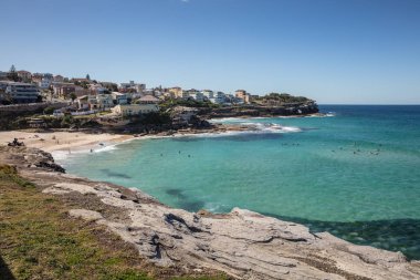 Yüzme ve Sydney, Nsw, Avustralya Bronte sahilinde sörf