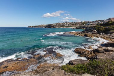 Yüzme ve Sydney, Nsw, Avustralya Bronte sahilinde sörf