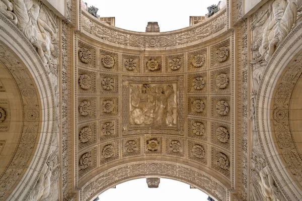 Paris'te Louvre yakınındaki Triomphe de atlıkarınca, bulunan Arc de alt ararken