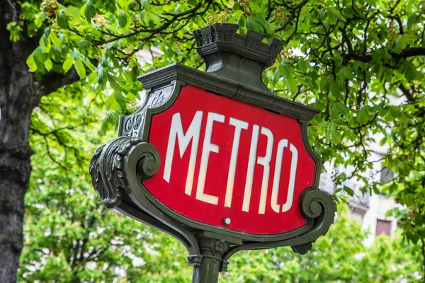 Paris Fransa 29 Nisan 2013: Paris, Fransa'da bir Metro işaret görünümünü yakın