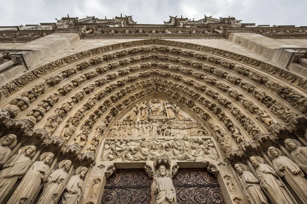 Olhando Para Fachada Gótica Catedral Notre Dame Paris — Fotografia de Stock