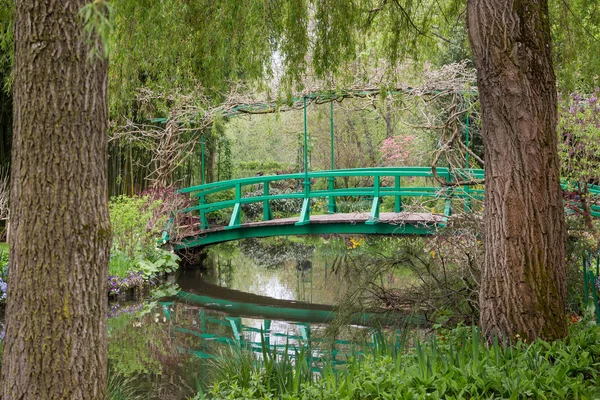 ノルマンディーでジヴェルニーのモネの庭で象徴的な緑の日本橋 ロイヤリティフリーのストック画像