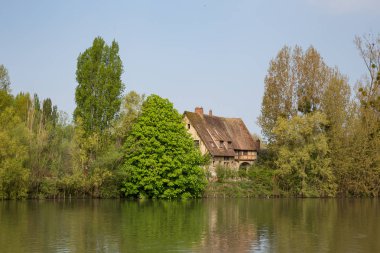 Les Andelys Normandiya, Seine kıyısında rustik evi