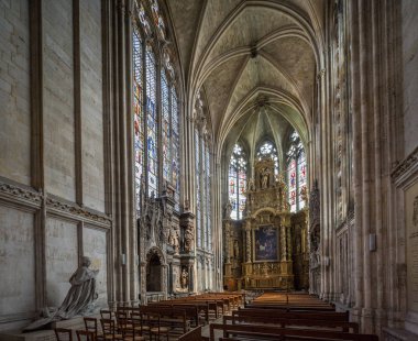 Normandiya, Rouen, 4th Mayıs 2013 - Notre Dame de Rouen Katedrali vitray çarpıcı bir çimenlik