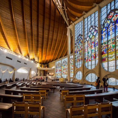 Rouen Normandy 4th Mayıs 2013: Modern Kilisesi, Saint Joan of Arc 1979 yılında inşa edilmiştir; süpürme eğrileri longship tekne ve onu sardı alevler sembolik.