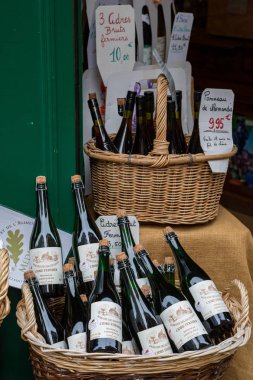 Honfleur Normandy 4th Mayıs 2013: Honfleur dükkanında ciders bir seçim
