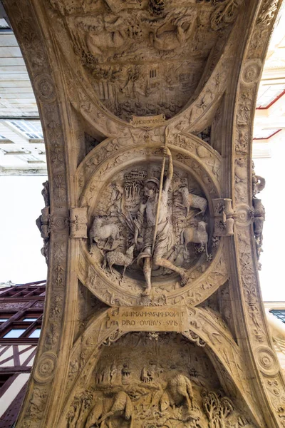 查看在诺曼底钟楼的底部的 Gros 雕刻浮雕庆祝地区与绵羊农业和农业的联系 — 图库照片