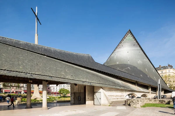 Rouen Normandy 4th Mayıs 2013: Modern Kilisesi, Saint Joan of Arc 1979 yılında inşa edilmiştir; süpürme eğrileri longship tekne ve onu sardı alevler sembolik.