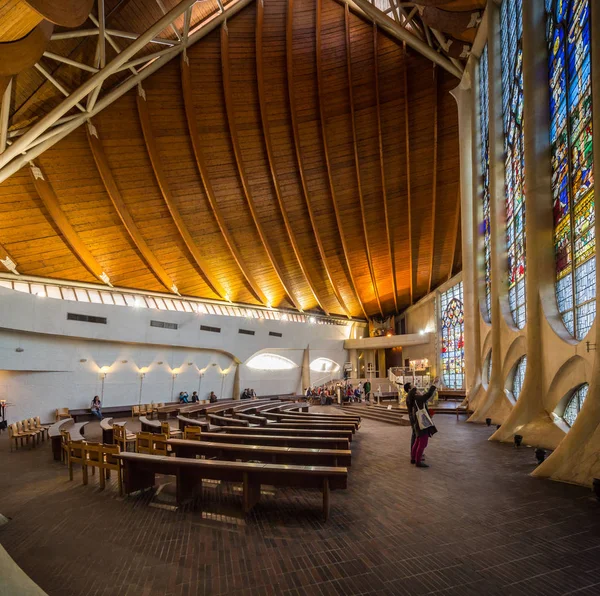 Rouen Normandy 4th Mayıs 2013: Modern Kilisesi, Saint Joan of Arc 1979 yılında inşa edilmiştir; süpürme eğrileri longship tekne ve onu sardı alevler sembolik.