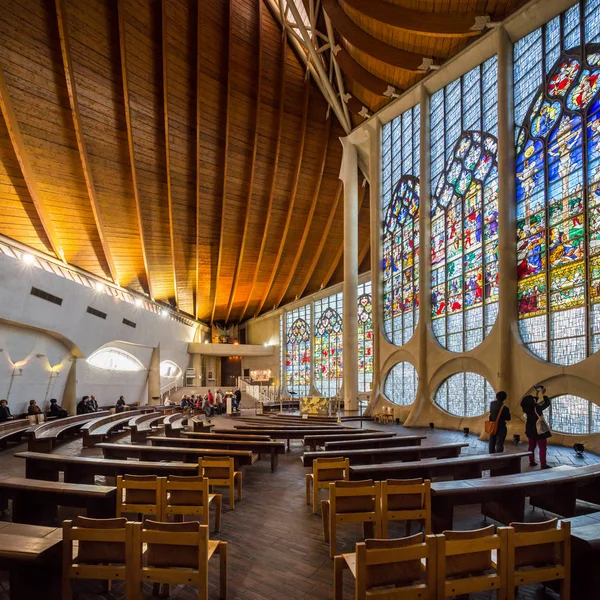 Rouen Normandy 4th Mayıs 2013: Modern Kilisesi, Saint Joan of Arc 1979 yılında inşa edilmiştir; süpürme eğrileri longship tekne ve onu sardı alevler sembolik.