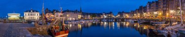 Honfleur Normandy 5th Mayıs 2013: Panoramik su bakan çok sayıda iyi restoran sunmaktadır güzel Honfleur limanının alacakaranlıkta