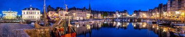 Honfleur Normandy 5th Mayıs 2013: Panoramik su bakan çok sayıda iyi restoran sunmaktadır güzel Honfleur limanının alacakaranlıkta