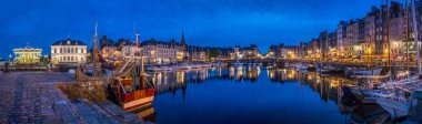 Honfleur Normandy 5th Mayıs 2013: Panoramik su bakan çok sayıda iyi restoran sunmaktadır güzel Honfleur limanının alacakaranlıkta