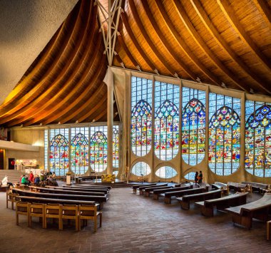 Rouen Normandy 4th Mayıs 2013: Modern Kilisesi, Saint Joan of Arc 1979 yılında inşa edilmiştir; süpürme eğrileri longship tekne ve onu sardı alevler sembolik.