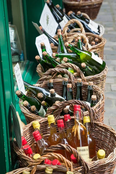 Honfleur Normandy 4th Mayıs 2013: Honfleur dükkanında ciders bir seçim