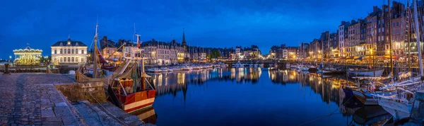 Honfleur Normandy 5th Mayıs 2013: Panoramik su bakan çok sayıda iyi restoran sunmaktadır güzel Honfleur limanının alacakaranlıkta