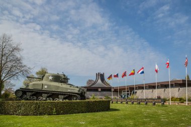 Bayeux Normandy 6 Mayıs 2013: İkinci Dünya Savaşı dönemi Sherman tank savaş dışında ekranda Bayeux müzede Normandy için