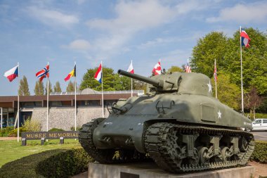 Bayeux Normandy 6 Mayıs 2013: İkinci Dünya Savaşı dönemi Sherman tank savaş dışında ekranda Bayeux müzede Normandy için