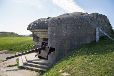 Güneşte Sur Mer Normandiya Omaha ve altın plajlar iniş arasında yer alan, Alman deniz topçu batarya kalıntıları.
